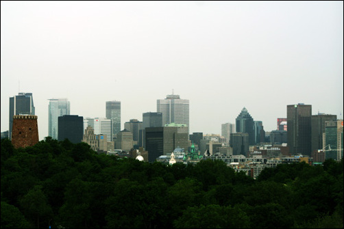 비가 오는 흐린 날씨지만 몽로얄(Mount Royal Park) 공원의 숲 위로 몬트리올 스카이 라인이 보인다. 